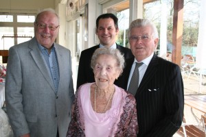 Dietmar Mundil, Bürgermeister Frank Keppeler und Tassilo Lander (v. li.) gratulieren Margarete Lander zum 100. Geburtstag.