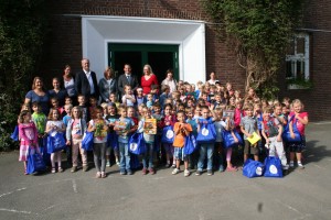 Die Schulanfänger in der Barbara-Grundschule in Pulheim freuen sich über die vom Förderverein der Stadtbücherei Pulheim verteilten Erstlesetüten.