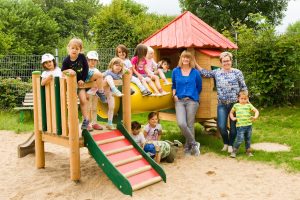 Die Fördervereinsmitglieder Yvonne Peter und Britta Ghassem (Fotot) freuen sich, gemeinsam mit den Kindern die neuen Spielgeräte in Betrieb nehmen zu können.