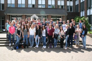 Die Schülerinnen und Schüler aus Guidel und Pulheim stellen sich gemeinsam mit ihren Lehrerinnen sowie Bürgermeister Frank Keppeler zu einem Erinnerungsfoto im Rathaus-Innenhof auf. 