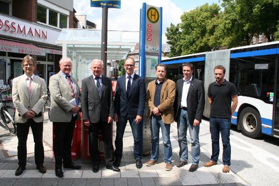 Freuen sich über die umgestalteten Bushaltestellen: (von links) David Gerhards von der Stadtverwaltung Pulheim, zuständig für den ÖPNV, 1. Beigeordneter Wolfgang Thelen, Berthold Rothe, Dezernent des Rhein-Erft-Kreises, Dr. Norbert Reinkober, Geschäftsführer der Nahverkehr Rheinland GmbH, Ralf Brüning, Prokurist der REVG mbH sowie Stefan Bousonville und Bastian Althof, von der Firma KempenKrause, Planung und Bauüberwachung.