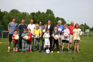 Gemeinsam mit Bürgermeister Frank Keppeler, Schulleiter Armin Hellmich, dem  Vorsitzenden des SV Grün-Weiß Brauweiler, Hans Wirtz, und ihren Trainern freuen sich die jungen Sportlerinnen und Sportler auf den ersten Übungsnachmittag.