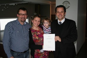 Bürgermeister Frank Keppeler überreicht den Eltern Hella und Dr. Markus Lausberg mit der strahlenden Tochter Julchen die Urkunde von Bundespräsident Joachim Gauck.