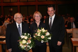 Bürgermeister Frank Keppeler gratuliert FDP-Ratsmitglied Luzia Kilias und dem ehemalige Ortsvorsteher von Geyen, Sinthern und Manstedten, Peter Abs, zur Eintragung in das Goldene Buch.