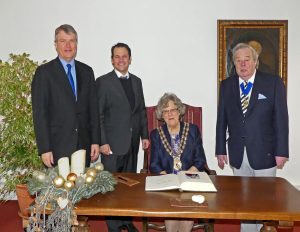 Farehams Bürgermeisterin Connie Hockley trägt sich im Canishof in das Goldene Buch der Stadt Pulheim ein. Ehemann Geoffrey (re.), Bürgermeister Frank Keppeler und Sean Woodward schauen zu (Foto: Hans-Peter Dieterling).