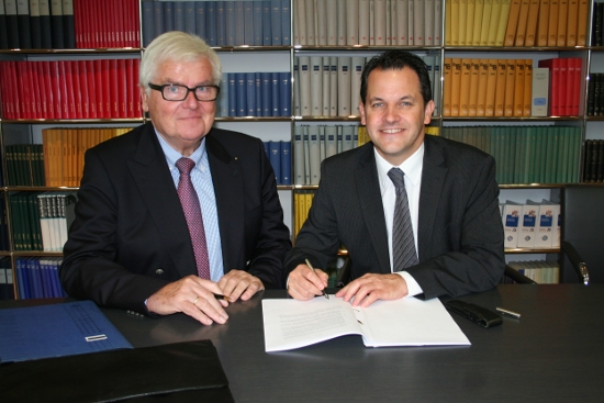 Am Mittwoch, 12. November 2014, haben der Vorstandsvorsitzende der Gold-Kraemer-Stiftung Johannes Ruland sowie Bürgermeister Frank Keppeler den Kaufvertrag beurkundet.